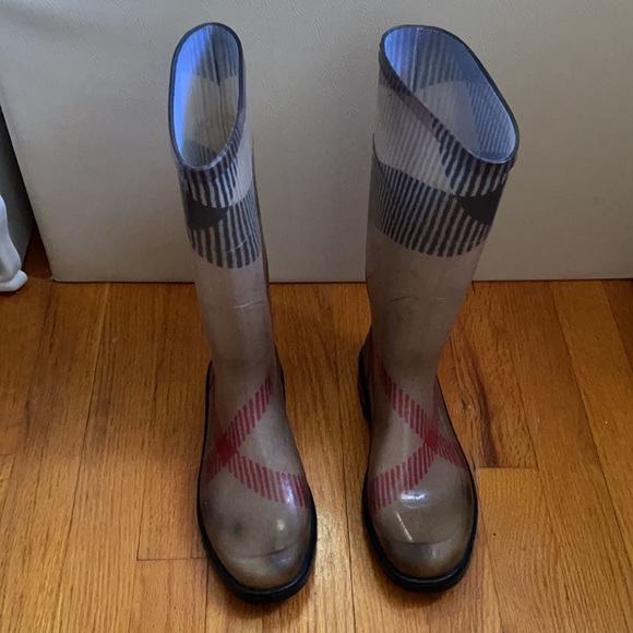 Burberry rain boots - Picture 2 of 3